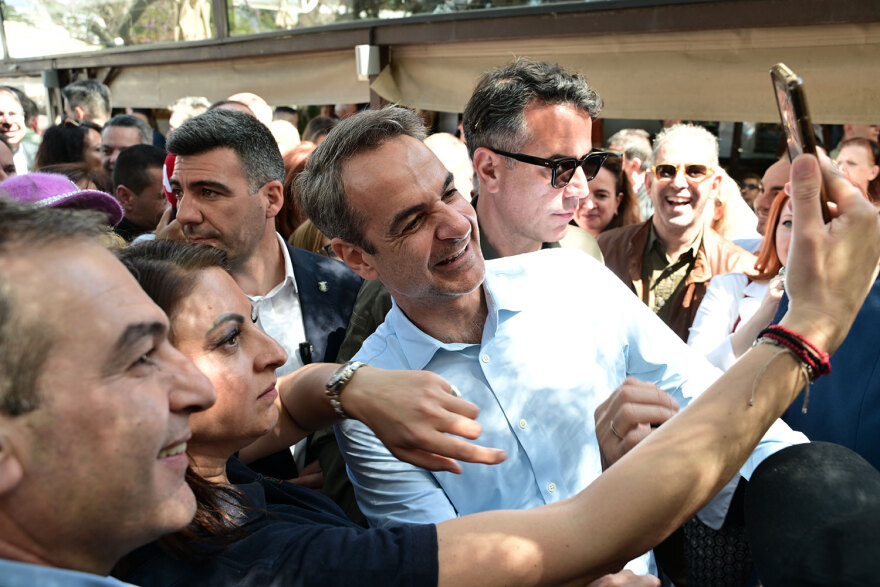Μητσοτάκης: Οι selfies από το Μοσχάτο - «Δίπλα σε παλιούς και νέους φίλους»