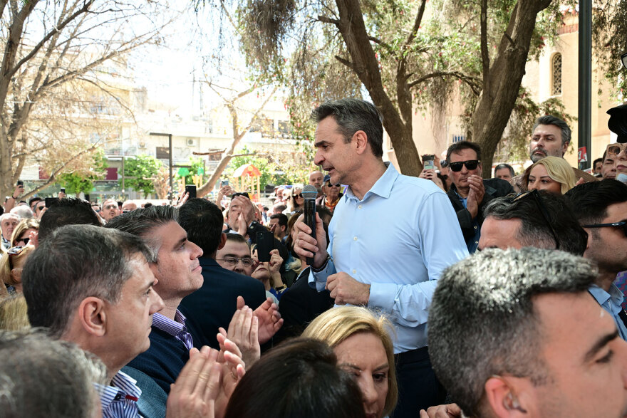 Μητσοτάκης: Οι selfies από το Μοσχάτο - «Δίπλα σε παλιούς και νέους φίλους»