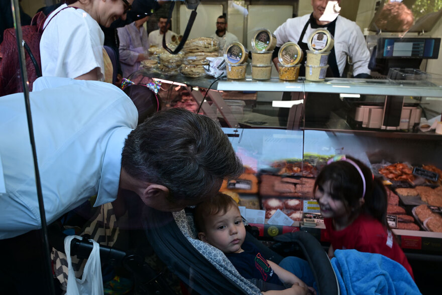 Στο Μοσχάτο ο Κυριάκος Μητσοτάκης: «Η προσοχή μας είναι στραμμένη στα προβλήματα της κοινωνίας»