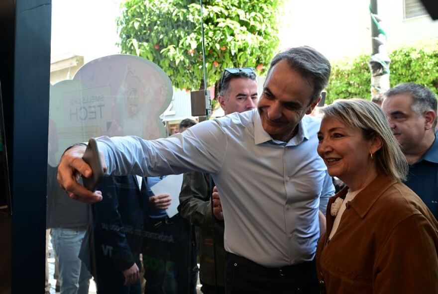 Μητσοτάκης: Οι selfies από το Μοσχάτο - «Δίπλα σε παλιούς και νέους φίλους»