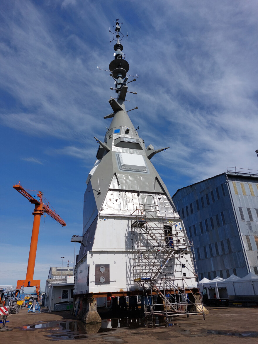 Ολοκληρώθηκε η συναρμολόγηση του ιστού της δεύτερης ελληνικής φρεγάτας Belharra «Νέαρχος» από τη Naval Group