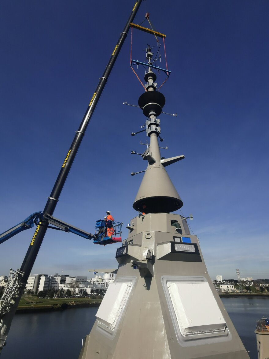 Ολοκληρώθηκε η συναρμολόγηση του ιστού της δεύτερης ελληνικής φρεγάτας Belharra «Νέαρχος» από τη Naval Group