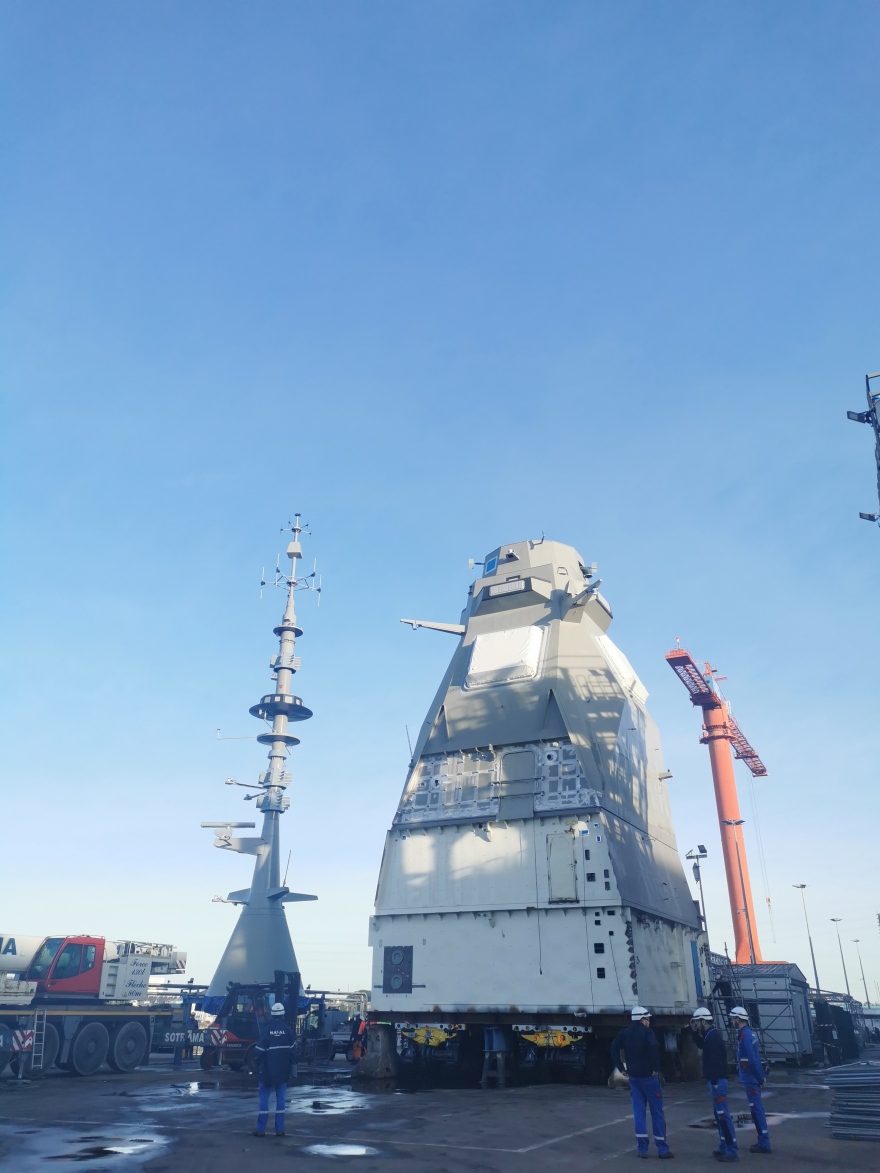 Ολοκληρώθηκε η συναρμολόγηση του ιστού της δεύτερης ελληνικής φρεγάτας Belharra «Νέαρχος» από τη Naval Group