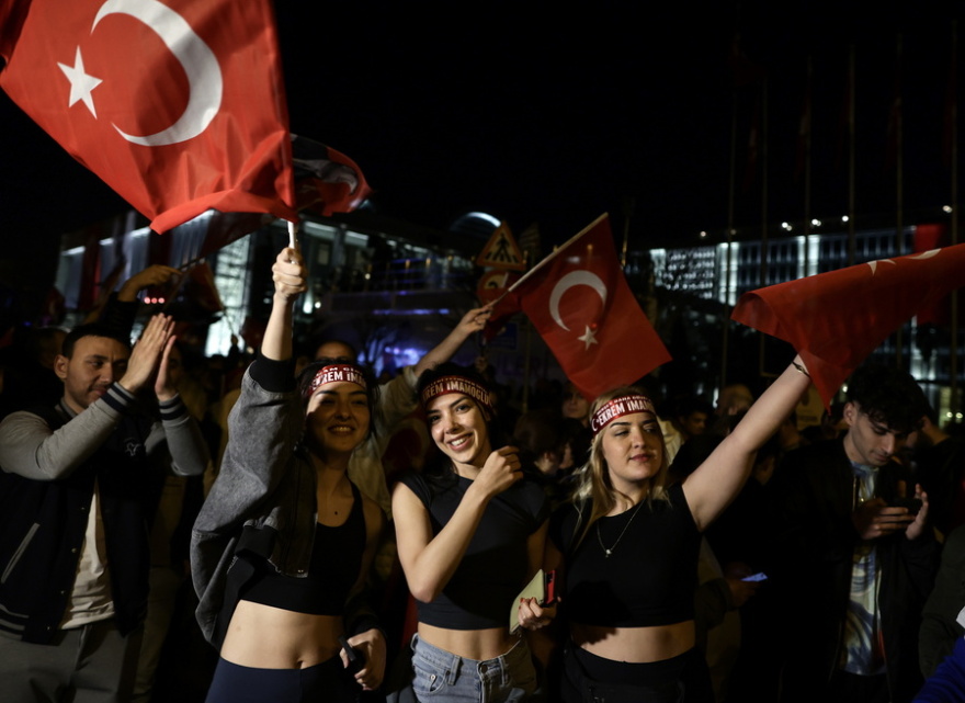 Τουρκία: Εκατοντάδες νέοι ξεχύθηκαν στους δρόμους της Κωνσταντινούπολης - Κερδίσαμε, είπε ο Ιμάμογλου