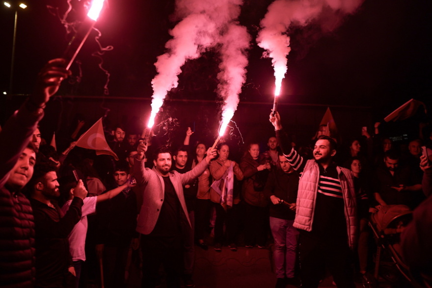 Τουρκία: Εκατοντάδες νέοι ξεχύθηκαν στους δρόμους της Κωνσταντινούπολης - Κερδίσαμε, είπε ο Ιμάμογλου