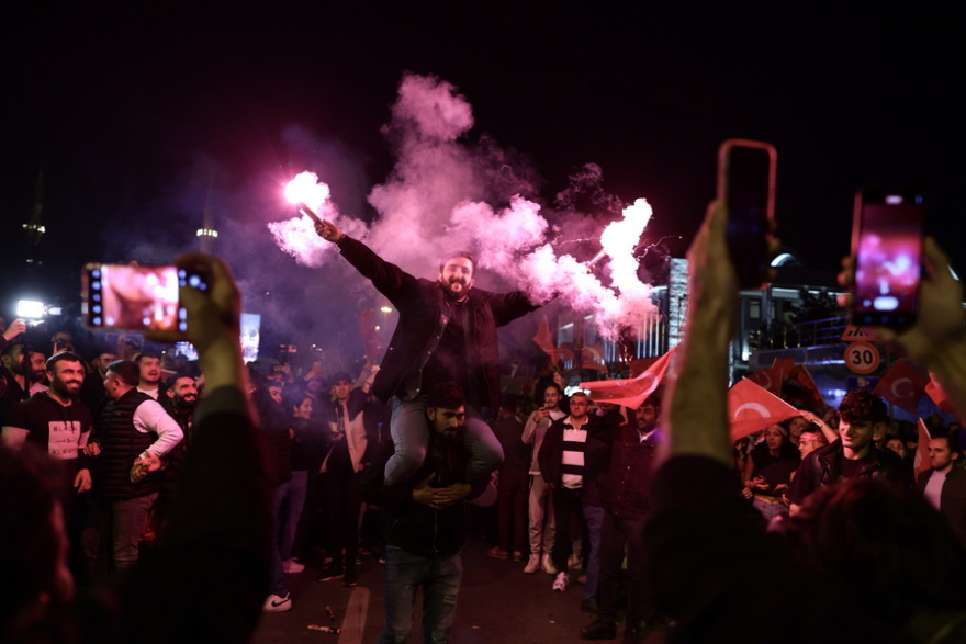 Τουρκία: Εκατοντάδες νέοι ξεχύθηκαν στους δρόμους της Κωνσταντινούπολης - Κερδίσαμε, είπε ο Ιμάμογλου