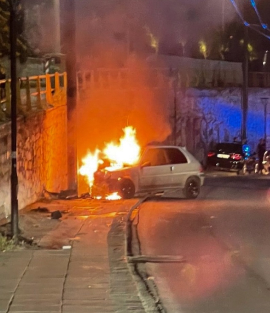 Νέα Φιλαδέλφεια: ΙΧ καρφώθηκε σε κολώνα και τυλίχθηκε στις φλόγες