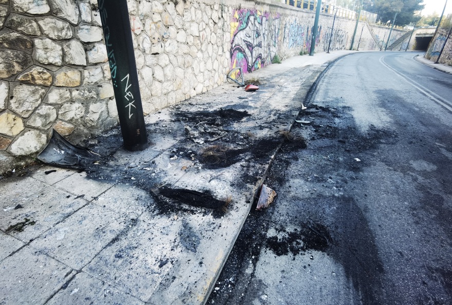 Νέα Φιλαδέλφεια: ΙΧ καρφώθηκε σε κολώνα και τυλίχθηκε στις φλόγες