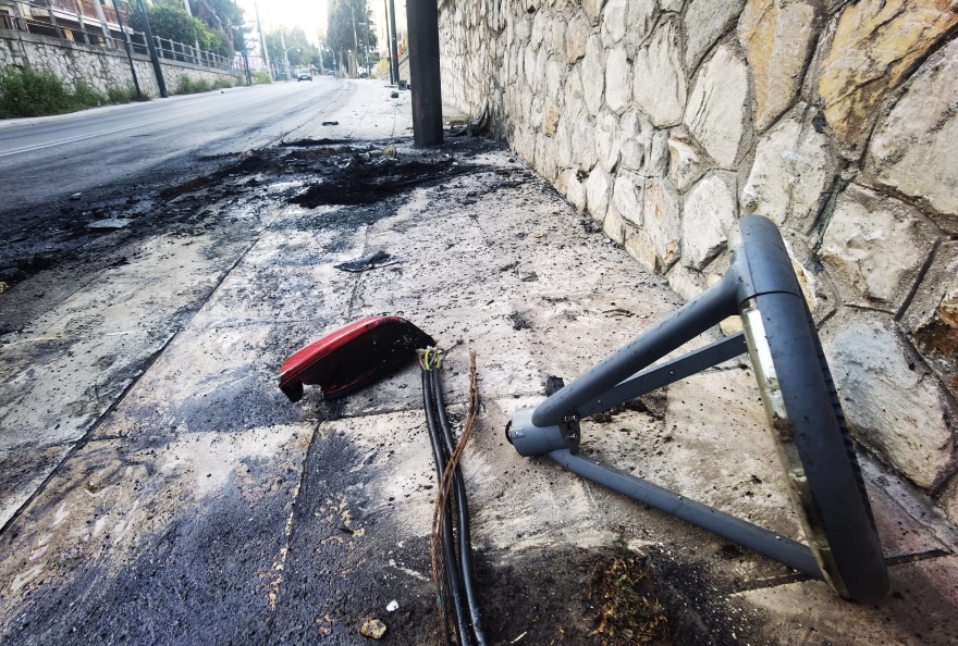 Νέα Φιλαδέλφεια: ΙΧ καρφώθηκε σε κολώνα και τυλίχθηκε στις φλόγες