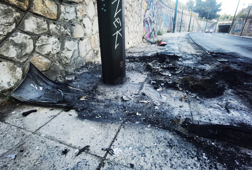 Νέα Φιλαδέλφεια: ΙΧ καρφώθηκε σε κολώνα και τυλίχθηκε στις φλόγες