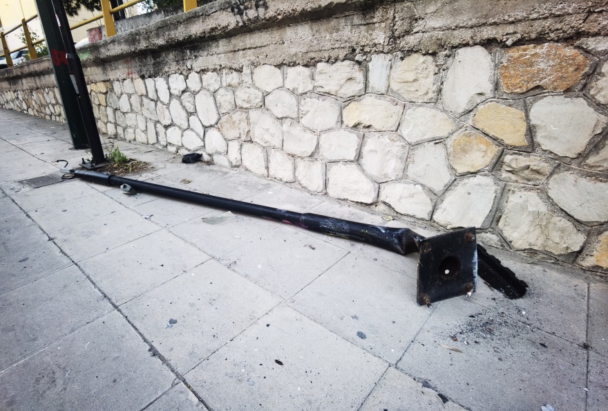 Νέα Φιλαδέλφεια: ΙΧ καρφώθηκε σε κολώνα και τυλίχθηκε στις φλόγες