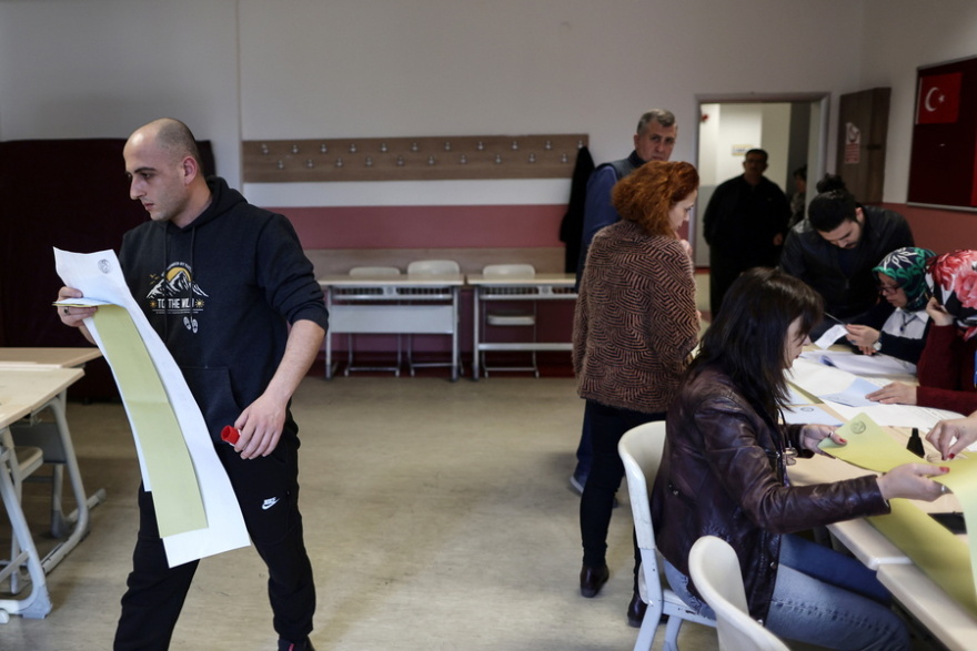 Δημοτικές εκλογές στην Τουρκία: Το ψηφοδέλτιο της Κωνσταντινούπολης έχει μήκος... 1 μέτρο