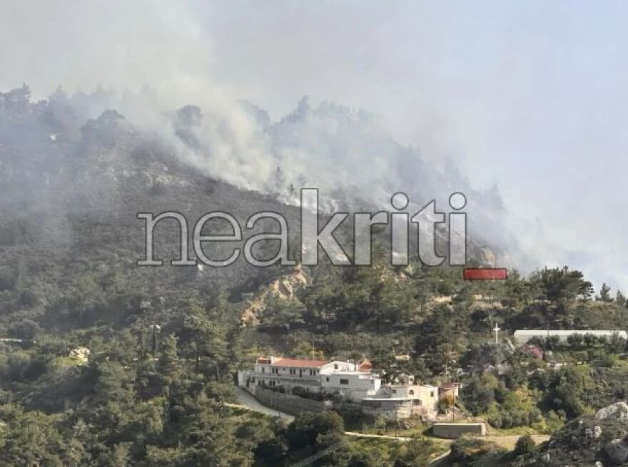 Λασίθι: Φωτιά στις Μάλλες με διάσπαρτες εστίες - Κοντά στην Ιερά Μονή Παναγίας Εξακουστής