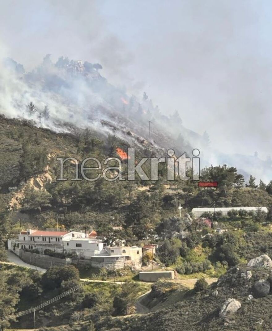 Λασίθι: Φωτιά στις Μάλλες με διάσπαρτες εστίες - Κοντά στην Ιερά Μονή Παναγίας Εξακουστής