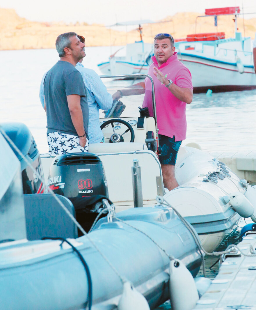 Ο Ρέμος και ο Πηλαδάκης πουλάνε τις βίλες τους στη Μύκονο για να πληρώσουν κόκκινα δάνεια