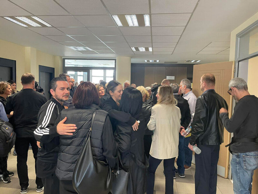 Στη Λάρισα οικογένειες των θυμάτων των Τεμπών