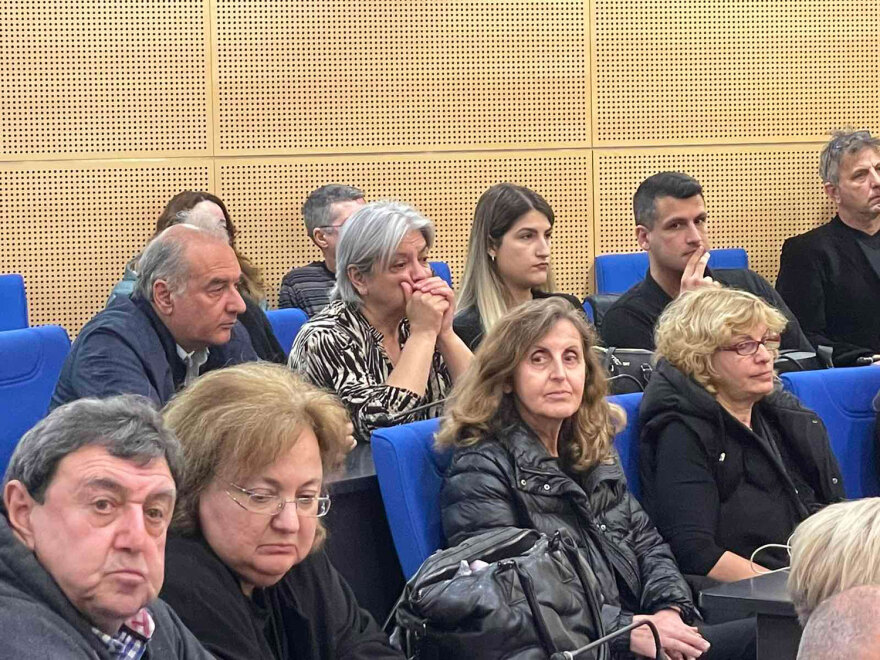 Στη Λάρισα οικογένειες των θυμάτων των Τεμπών