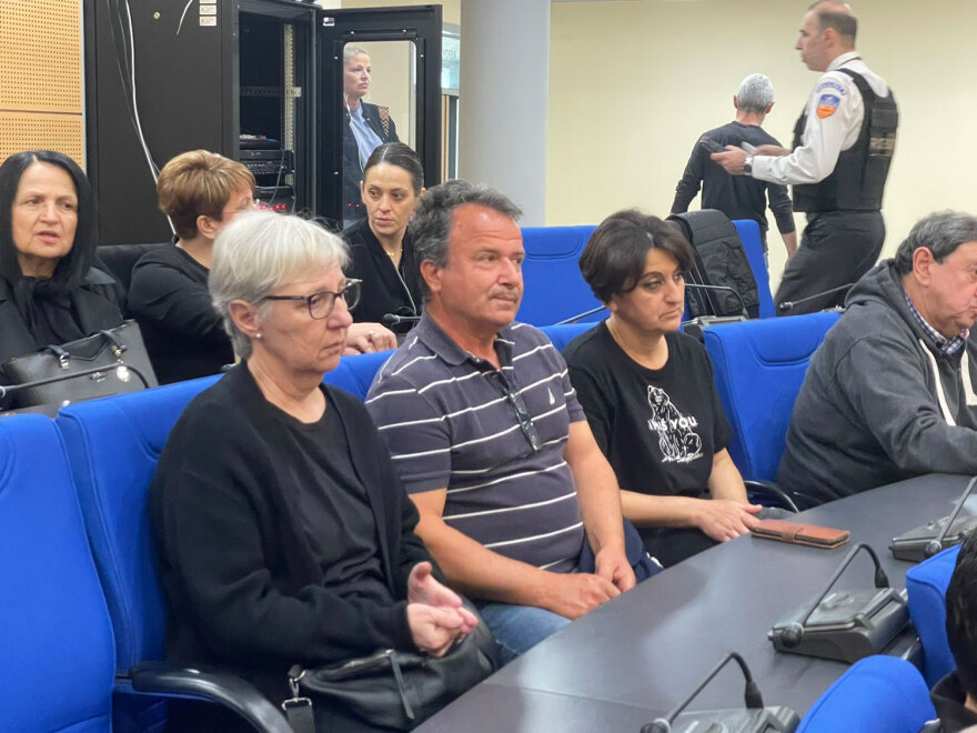 Στη Λάρισα οικογένειες των θυμάτων των Τεμπών