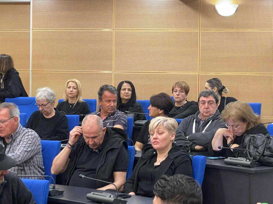 Στη Λάρισα οικογένειες των θυμάτων των Τεμπών