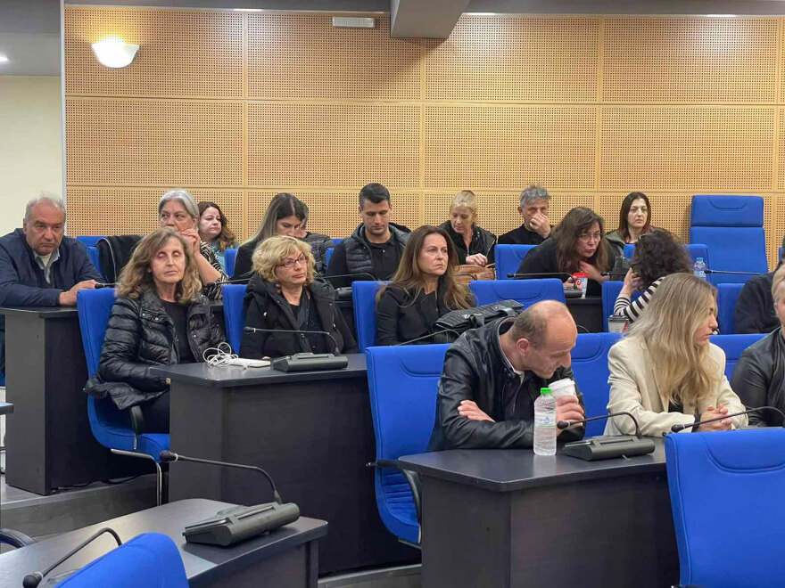 Στη Λάρισα οικογένειες των θυμάτων των Τεμπών