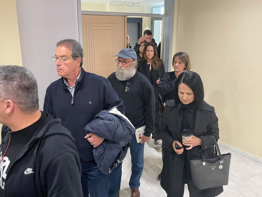 Στη Λάρισα οικογένειες των θυμάτων των Τεμπών