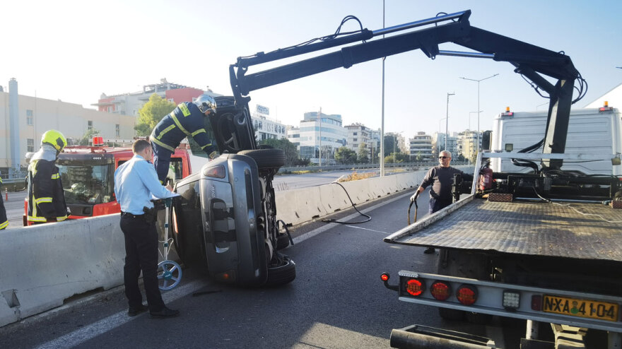 Τροχαίο στη λεωφόρο Ποσειδώνος - Αυτοκίνητο ντεραπάρισε, τραυματίστηκε ο οδηγός