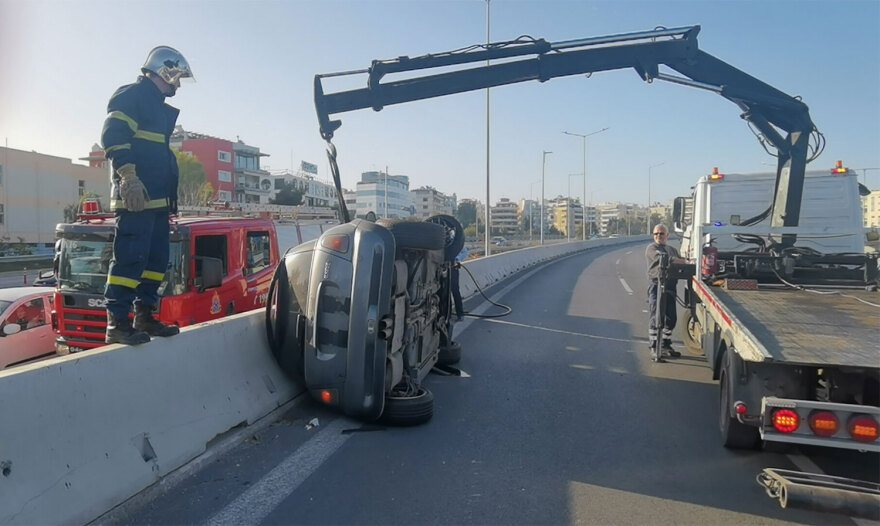 Τροχαίο στη λεωφόρο Ποσειδώνος - Αυτοκίνητο ντεραπάρισε, τραυματίστηκε ο οδηγός