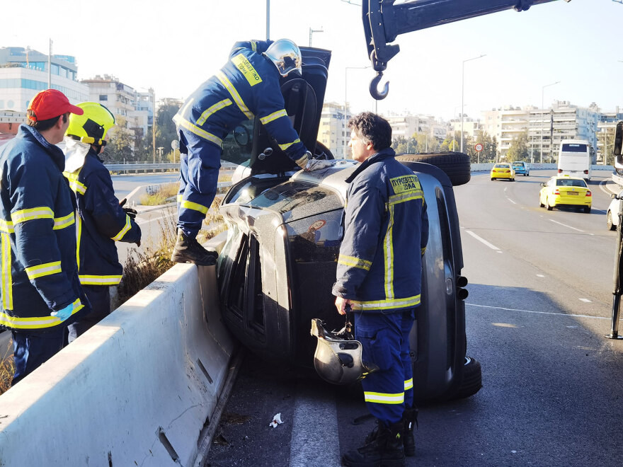 Τροχαίο στη λεωφόρο Ποσειδώνος - Αυτοκίνητο ντεραπάρισε, τραυματίστηκε ο οδηγός