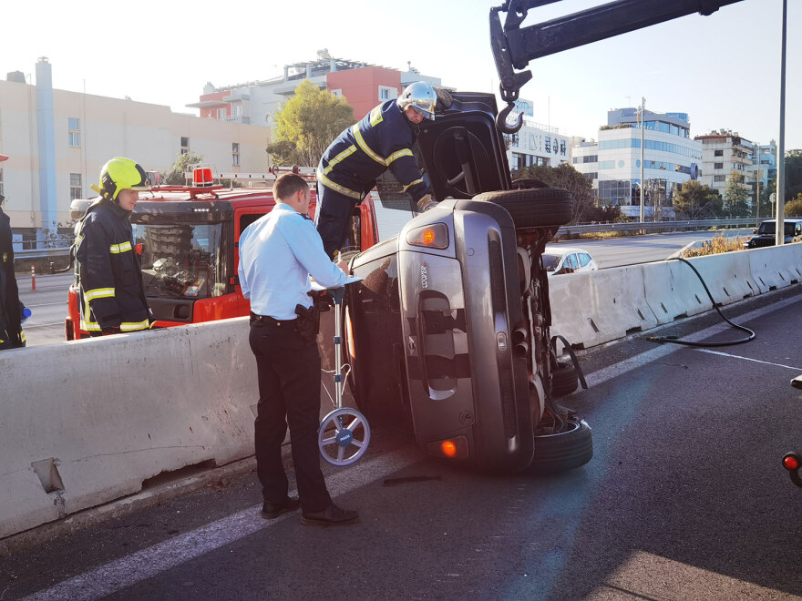 Τροχαίο στη λεωφόρο Ποσειδώνος - Αυτοκίνητο ντεραπάρισε, τραυματίστηκε ο οδηγός