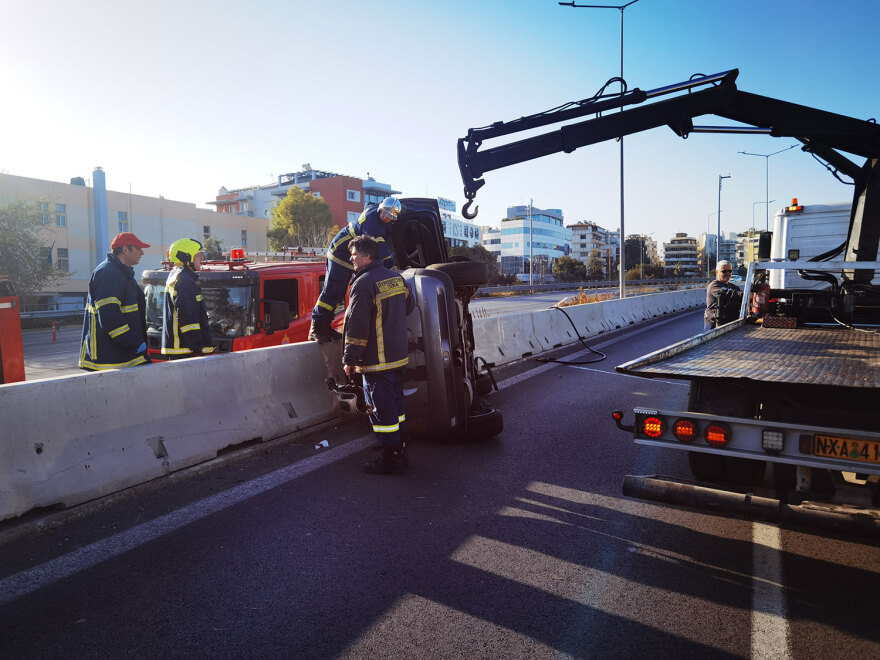 Τροχαίο στη λεωφόρο Ποσειδώνος - Αυτοκίνητο ντεραπάρισε, τραυματίστηκε ο οδηγός