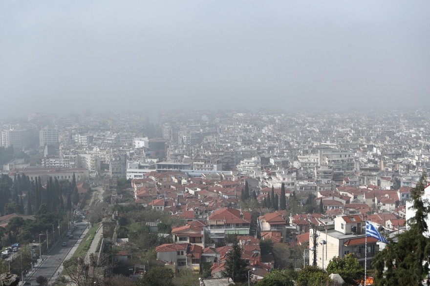 Θεσσαλονίκη: Αφρικανική σκόνη και υγρασία «σκέπασαν» την πόλη - Δείτε φωτογραφίες