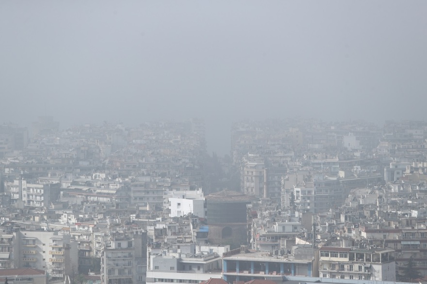 Θεσσαλονίκη: Αφρικανική σκόνη και υγρασία «σκέπασαν» την πόλη - Δείτε φωτογραφίες