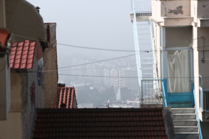 Θεσσαλονίκη: Αφρικανική σκόνη και υγρασία «σκέπασαν» την πόλη - Δείτε φωτογραφίες
