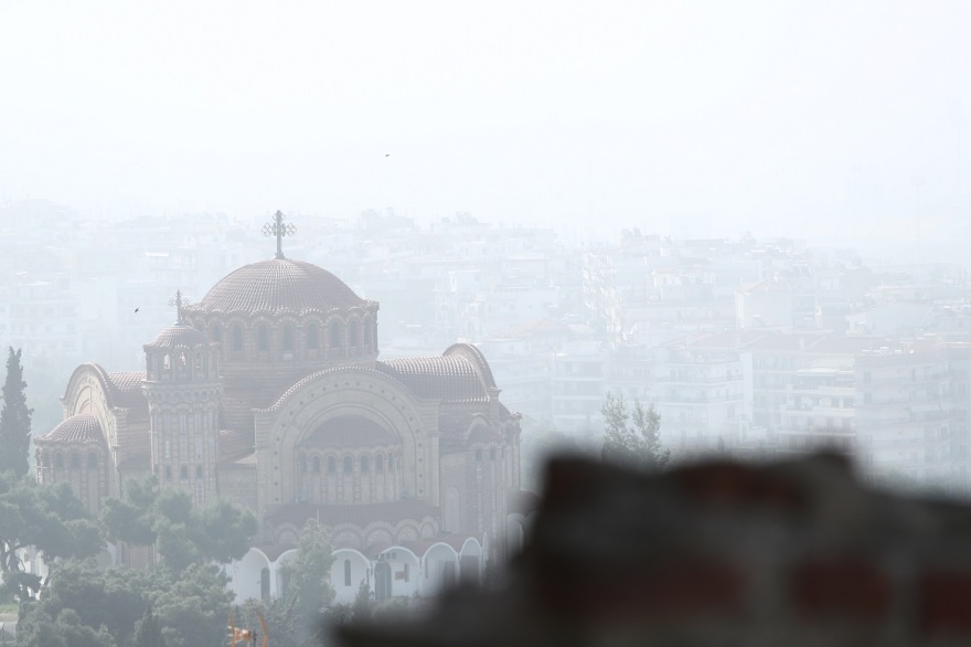 Θεσσαλονίκη: Αφρικανική σκόνη και υγρασία «σκέπασαν» την πόλη - Δείτε φωτογραφίες