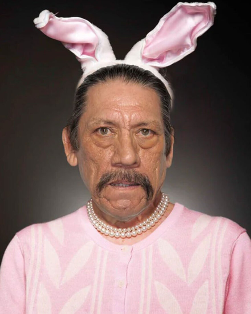 Ντάνι Τρέχο: Ο «Ματσέτε» έβαλε ροζ και ντύθηκε... γιαγιά-λαγουδάκι για το Πάσχα - Δείτε φωτογραφία