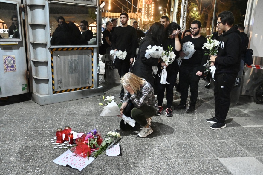 Έγκλημα στους Αγίους Αναργύρους: Σπαραγμός από συγγενείς της 28χρονης στο σημείο της δολοφονίας - Δείτε φωτογραφίες