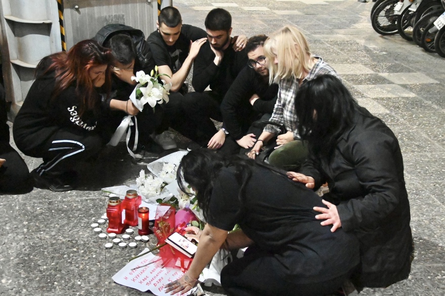 Έγκλημα στους Αγίους Αναργύρους: Σπαραγμός από συγγενείς της 28χρονης στο σημείο της δολοφονίας - Δείτε φωτογραφίες