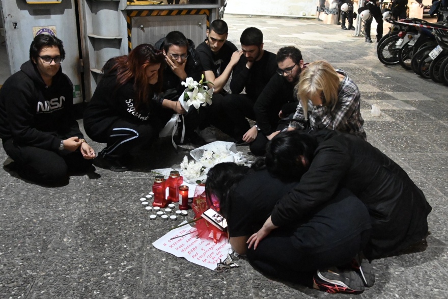 Έγκλημα στους Αγίους Αναργύρους: Σπαραγμός από συγγενείς της 28χρονης στο σημείο της δολοφονίας - Δείτε φωτογραφίες