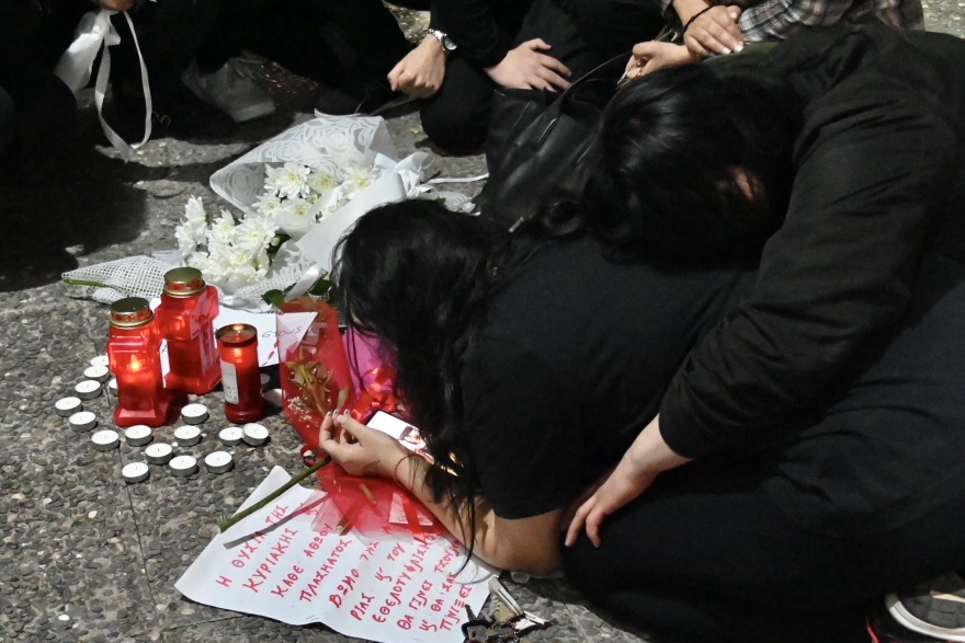 Έγκλημα στους Αγίους Αναργύρους: Σπαραγμός από συγγενείς της 28χρονης στο σημείο της δολοφονίας - Δείτε φωτογραφίες