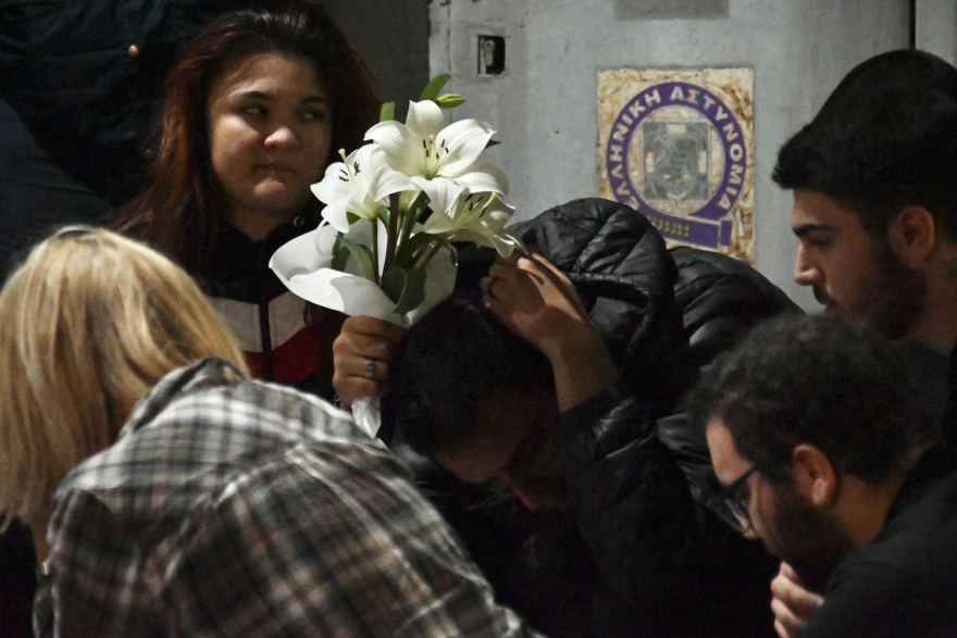 Έγκλημα στους Αγίους Αναργύρους: Σπαραγμός από συγγενείς της 28χρονης στο σημείο της δολοφονίας - Δείτε φωτογραφίες