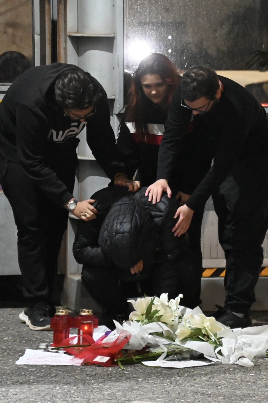 Έγκλημα στους Αγίους Αναργύρους: Σπαραγμός από συγγενείς της 28χρονης στο σημείο της δολοφονίας - Δείτε φωτογραφίες