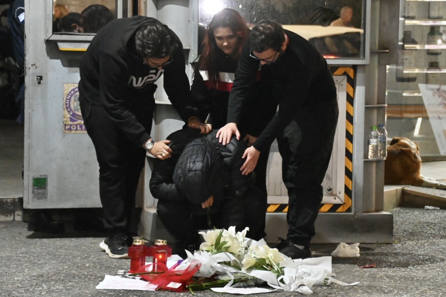 Έγκλημα στους Αγίους Αναργύρους: Σπαραγμός από συγγενείς της 28χρονης στο σημείο της δολοφονίας - Δείτε φωτογραφίες