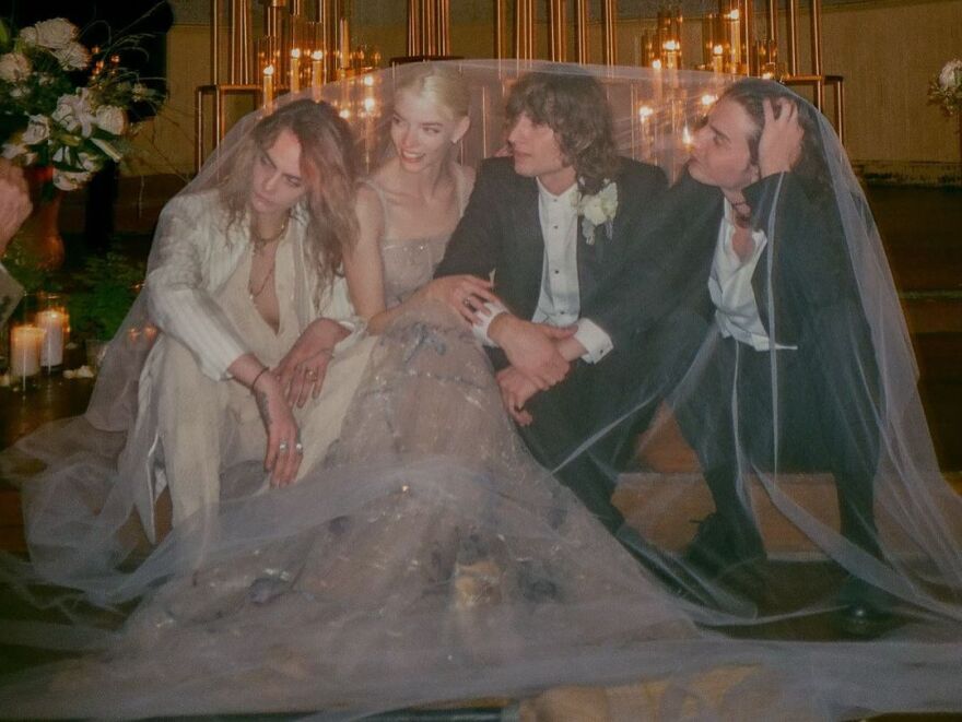 Άνια Τέιλορ Τζόι: Δημοσίευσε φωτογραφίες από τον γάμο της με τον Μάλκολμ ΜακΡέι