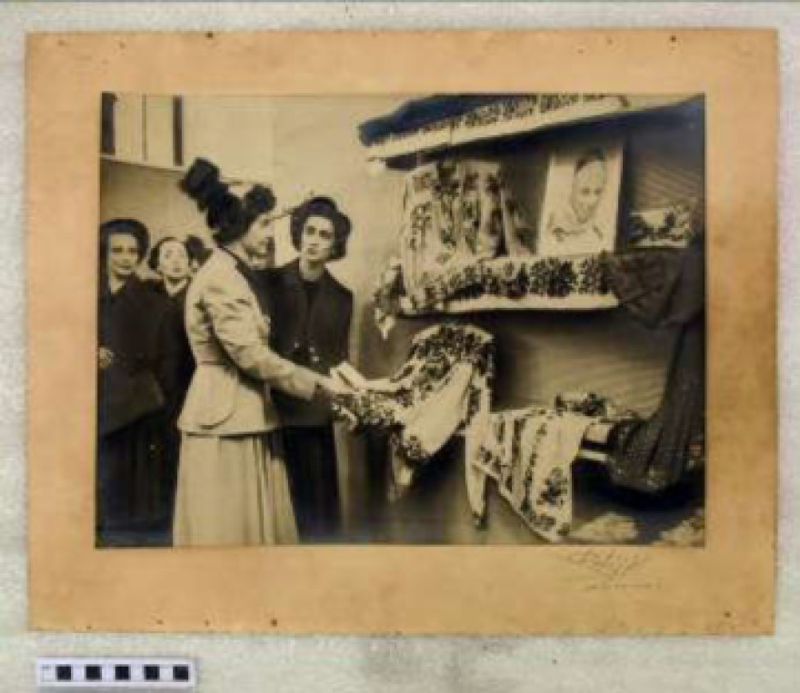 Βιοτεχνία Ελληνικών Μαντηλιών (ΒΕΜ): Αναβιώνει η τυποβαφική τέχνη και η χειροτεχνία του υφάσματος