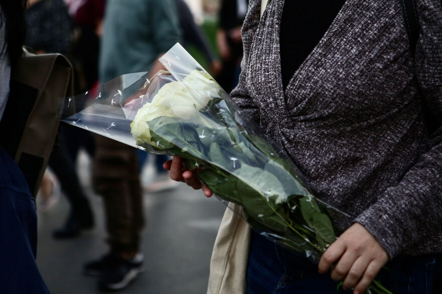 Έγκλημα στους Αγίους Αναργύρους: Σπαραγμός από συγγενείς της 28χρονης στο σημείο της δολοφονίας - Δείτε φωτογραφίες