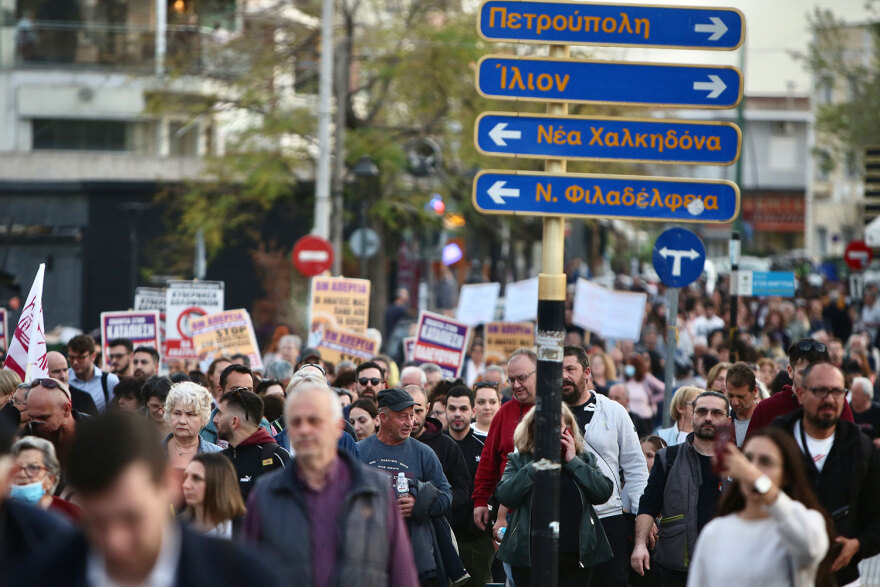 Έγκλημα στους Αγίους Αναργύρους: Σπαραγμός από συγγενείς της 28χρονης στο σημείο της δολοφονίας - Δείτε φωτογραφίες