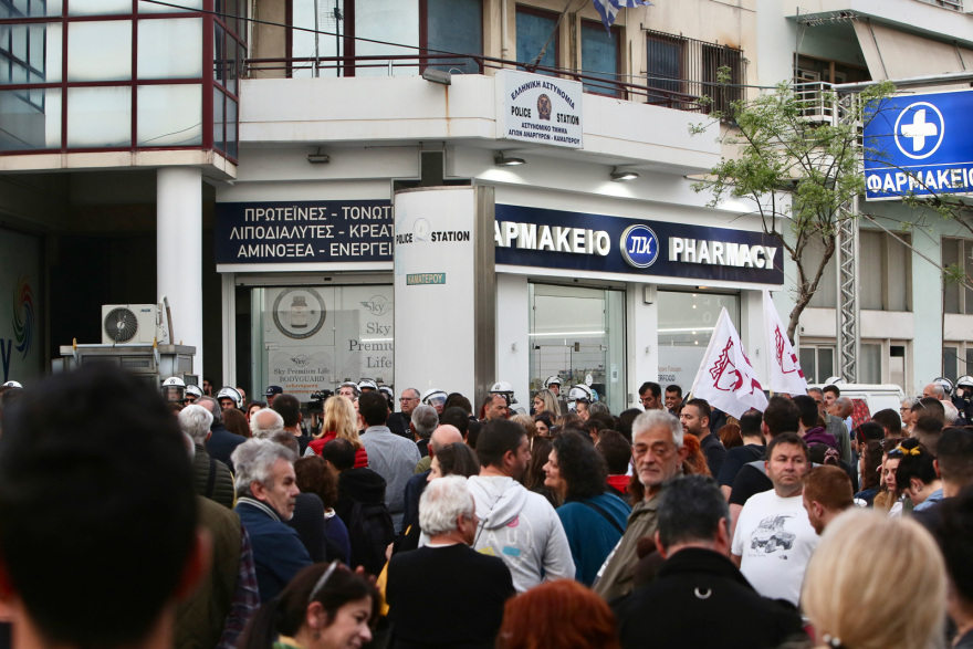 Έγκλημα στους Αγίους Αναργύρους: Σπαραγμός από συγγενείς της 28χρονης στο σημείο της δολοφονίας - Δείτε φωτογραφίες