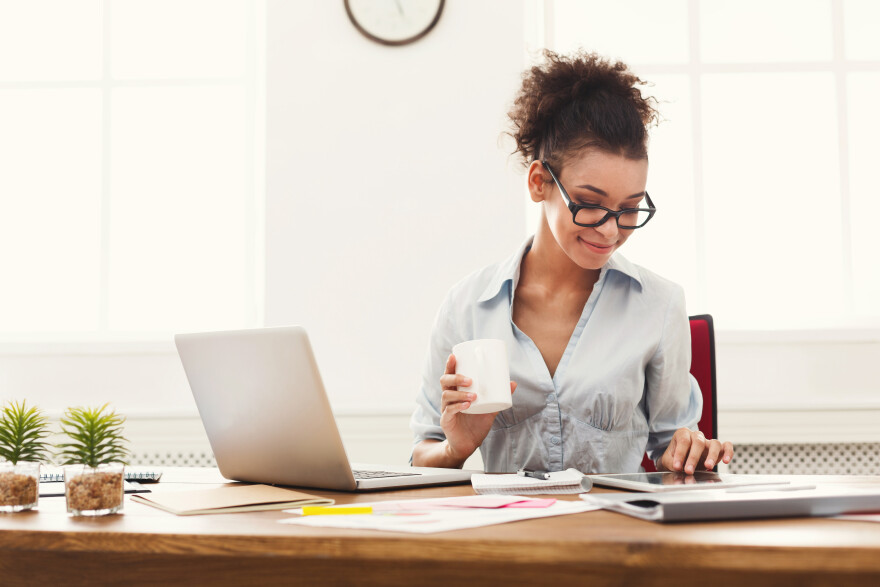 Γιατί εργαζόμαστε λιγότερο σκληρά τις Παρασκευές; Η τετραήμερη εβδομάδα εργασίας και τα οφέλη της