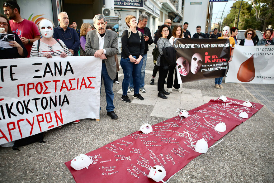 Έγκλημα στους Αγίους Αναργύρους: Σπαραγμός από συγγενείς της 28χρονης στο σημείο της δολοφονίας - Δείτε φωτογραφίες