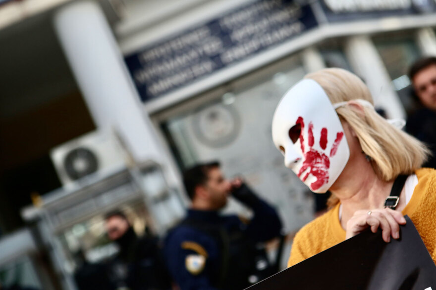 Έγκλημα στους Αγίους Αναργύρους: Σπαραγμός από συγγενείς της 28χρονης στο σημείο της δολοφονίας - Δείτε φωτογραφίες